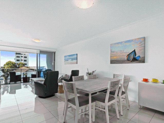 Stunning 2 Bedroom Apartment with Broadwater Views