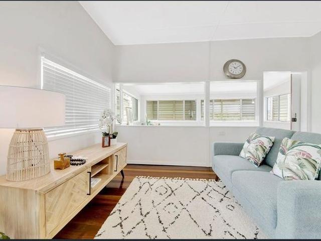 Stunning 2 Bedroom Beach House in Cooee Bay Walk to the Beach!