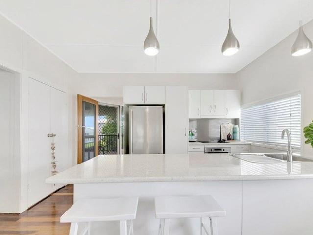 Stunning 2 Bedroom Beach House in Cooee Bay Walk to the Beach!