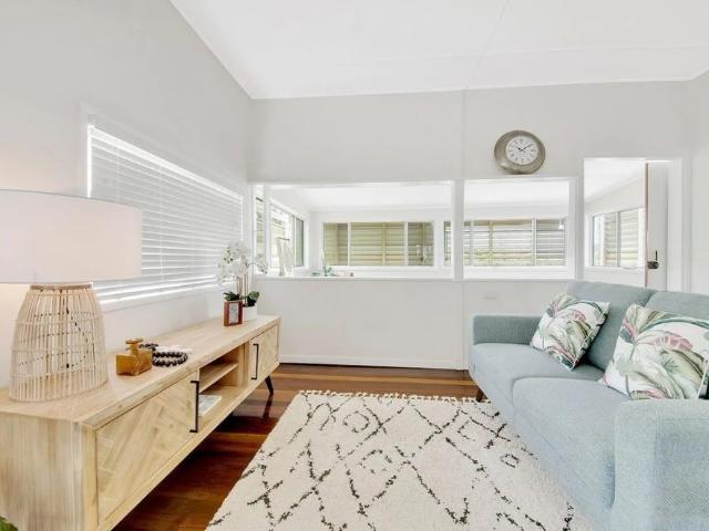 Stunning 2 Bedroom Beach House in Cooee Bay Walk to the Beach!