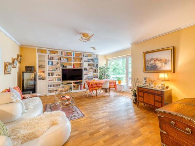 Stunning 2 Bedroom Flat with Lake View + Pool + Gästewohnung