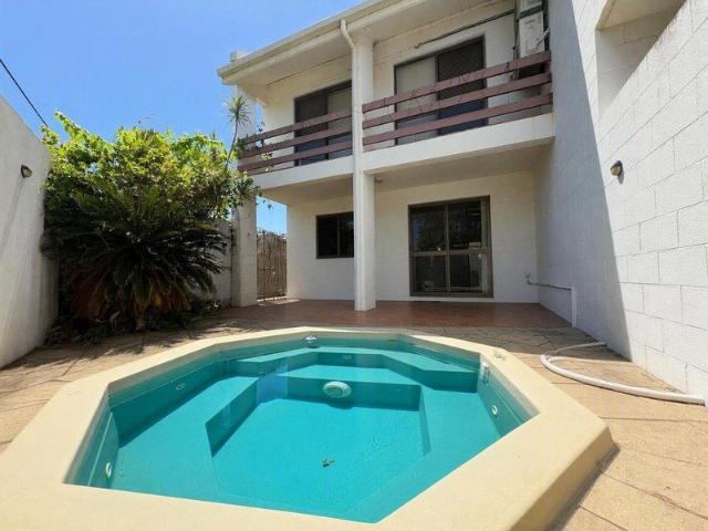 STUNNING 2 BEDROOM TOWNHOUSE!