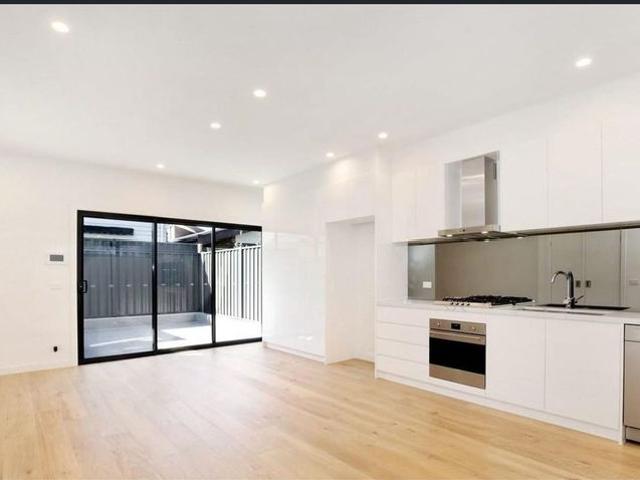 STUNNING 2 BEDROOM TOWNHOUSE IN PRIME LOCATION WITH PARKING!