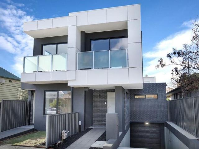 STUNNING 2 BEDROOM TOWNHOUSE IN PRIME LOCATION WITH PARKING!