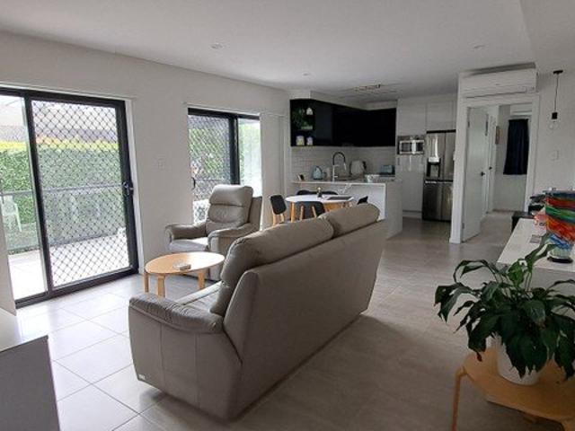 Stunning 2 Bedroom Unit 10 minute walk to the Beach