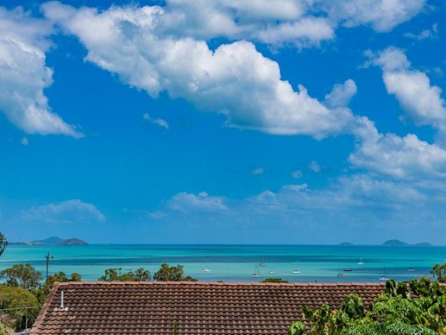 Stunning 2 Bedroom Unit with Water Views in Cannonvale