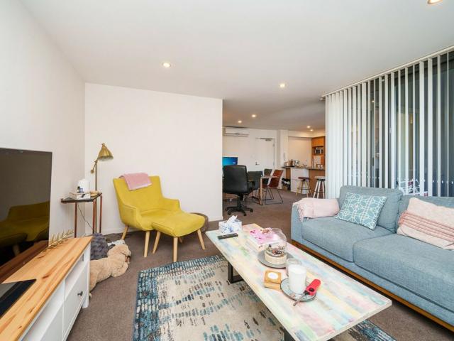 STUNNING 2 x BEDROOM APARTMENT INNER CITY LIVING AT ITS BEST!