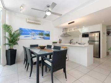 STUNNING 3 BED TOWNHOUSE WALK TO BEACH