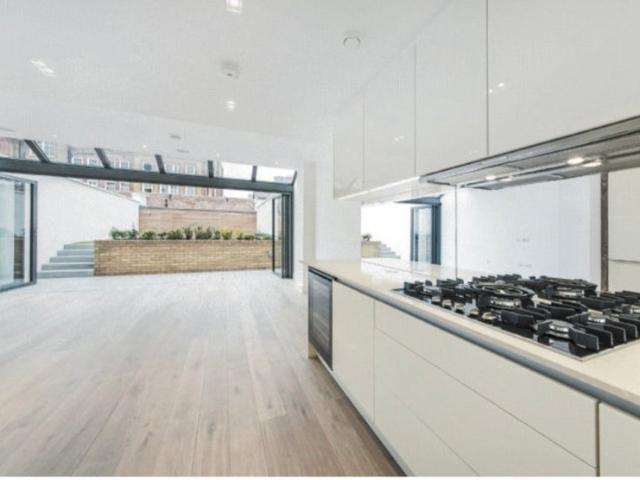 Stunning 3 Bed House | Gated Developmemt | Garden