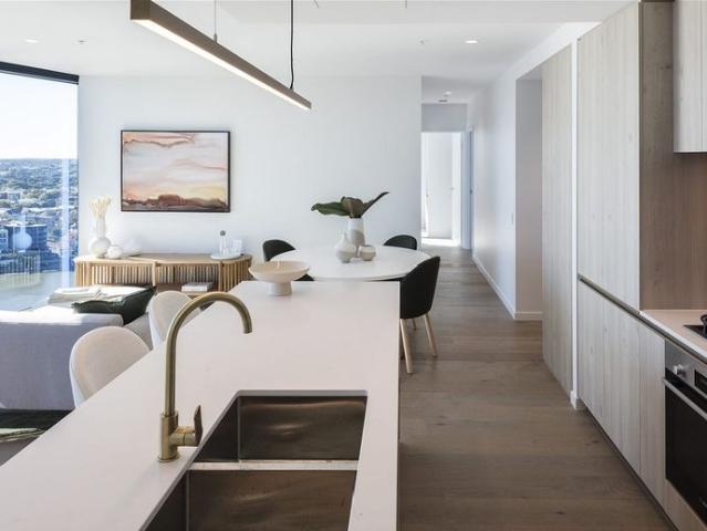 Stunning 3 bed plus study apartment with balcony to enjoy the river & city views, access to facilities including gym, sauna, pool, spa and much more