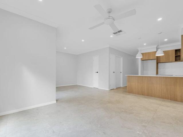 Stunning 3 Bedroom, 2 Bathroom Unit in Prime Location
