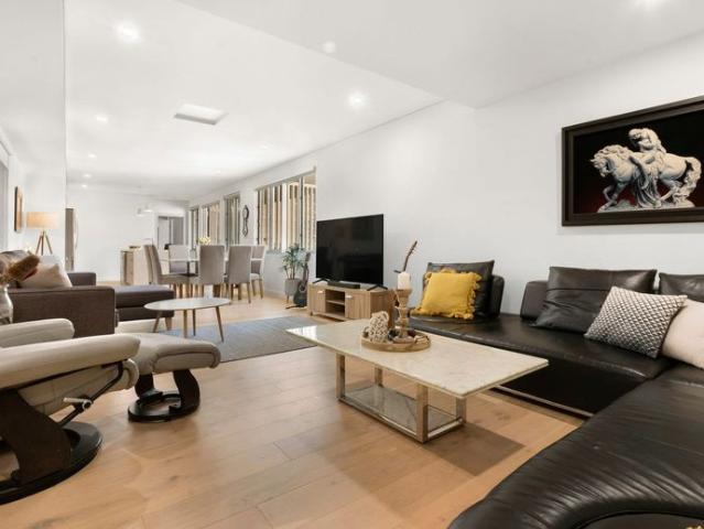 Stunning 3 Bedroom Apartment in Prime Location