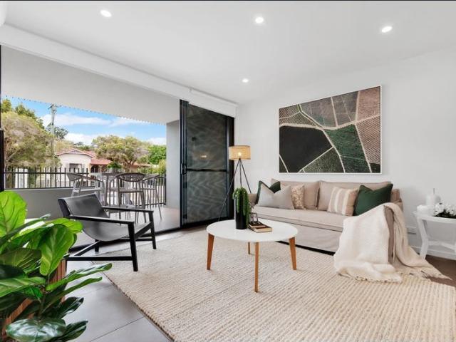 Stunning 3 Bedroom Apartment just around the corner from Oxford Street!