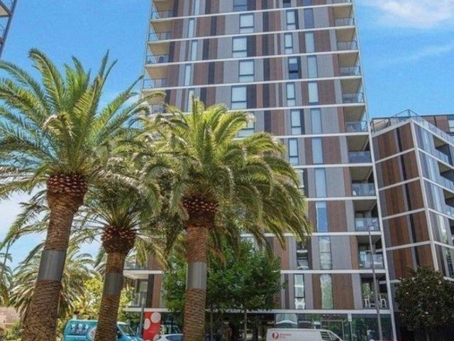 Stunning 3 Bedroom Apartment with Natural Light in Amazing Location
