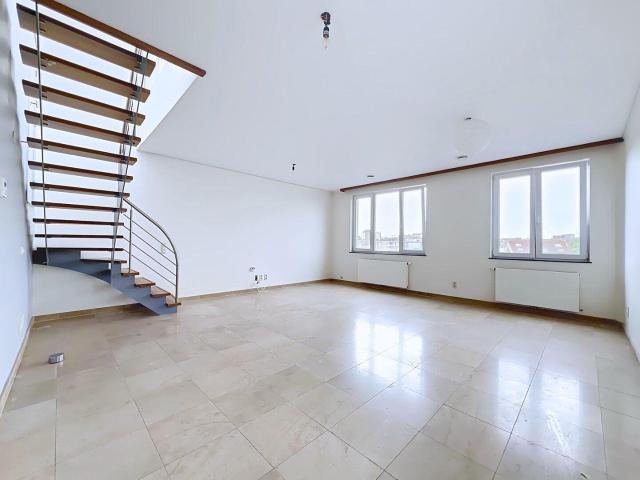 Stunning 3 bedroom duplex with a terrace!
