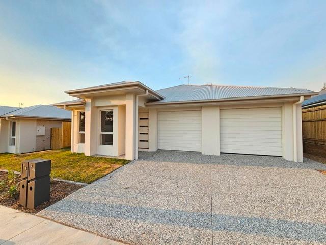STUNNING 3 BEDROOM DUPLEX WITH OPEN PLAN KITCHEN LIVING DINING AREA AND GOOD SIZE BEDROOMS. AIR CON IN MASTER. SECURITY SCREENS ON WINDOWS