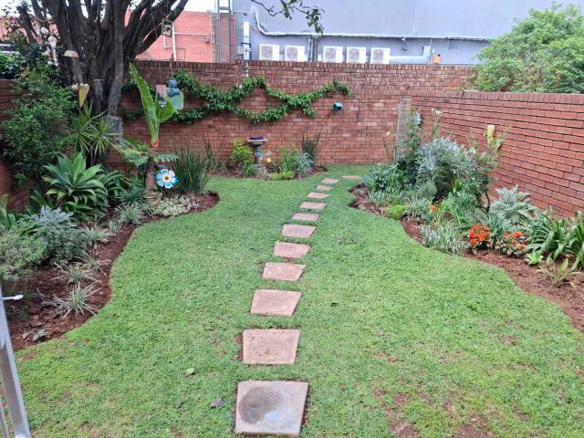 STUNNING 3 BEDROOM DUPLEX WITH PRIVATE GARDEN!