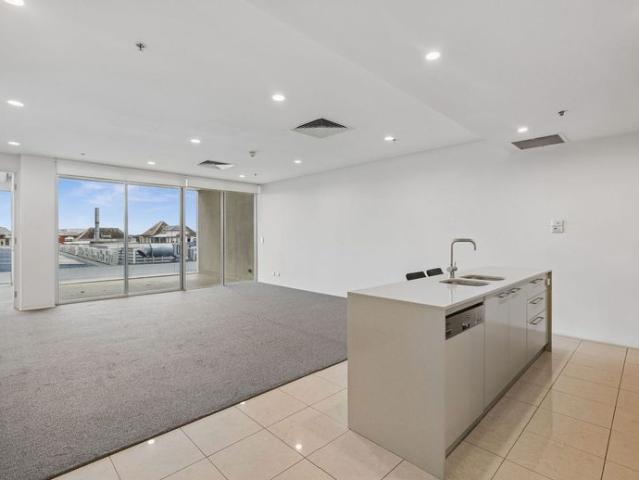 STUNNING 3 BEDROOM EAST END APARTMENT. New carpets and re painted throughout. Excellent views