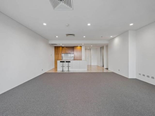 STUNNING 3 BEDROOM EAST END APARTMENT. New carpets and repainted throughout. Excellent views