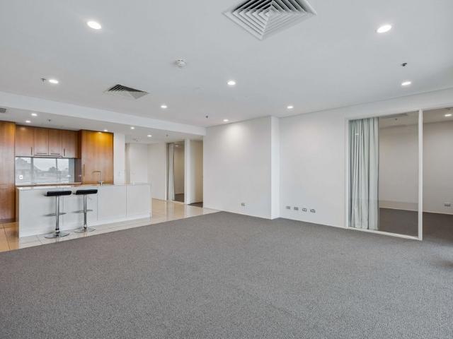 STUNNING 3 BEDROOM EAST END APARTMENT. New carpets and repainted throughout. Excellent views
