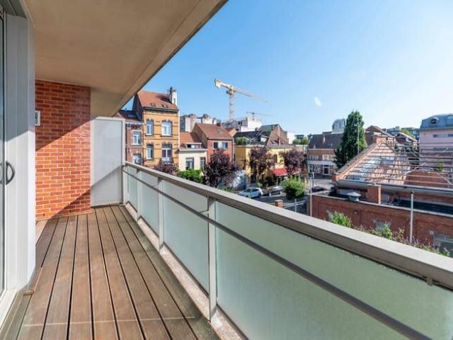 Stunning 3 bedroom flat + study