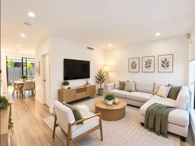 Stunning 3 Bedroom Freestanding Town House
