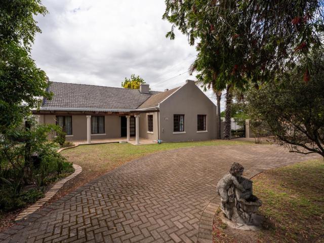Stunning 3 bedroom home with 2 bathrooms and 4 spacious living areas PLUS a separate one bedroom