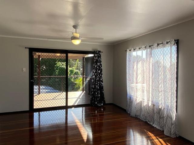 Stunning 3 Bedroom Home Massive Deck & Built in Underneath