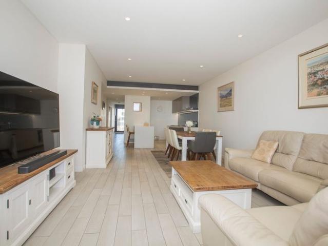Stunning 3 bedroom Ocean facing Apartment Available in North Fremantle