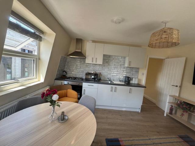 Stunning 3 Bedroom Luxury Flat in Prime Tooting