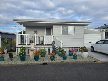 Stunning 3 Bedroom near new home