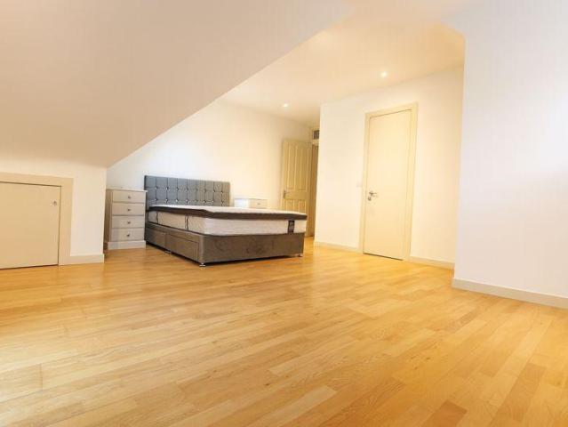 Stunning 3 Bedroom Split Level Flat. 3 bed flat to rent £3,000 pcm £692 pw