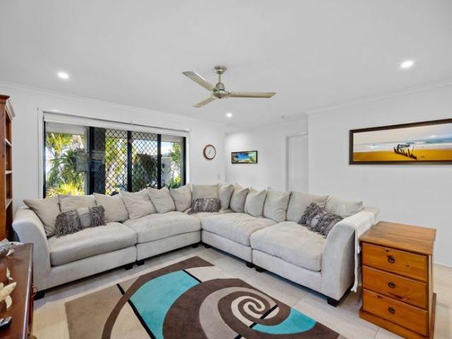 STUNNING 3 BEDROOM RENTAL IN GOLDEN BEACH