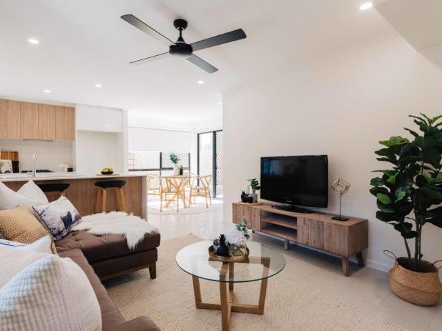 STUNNING 3 BEDROOM TOWNHOME IN SMALL BOUTIQUE COMPLEX WITH DOUBLE GARAGE!