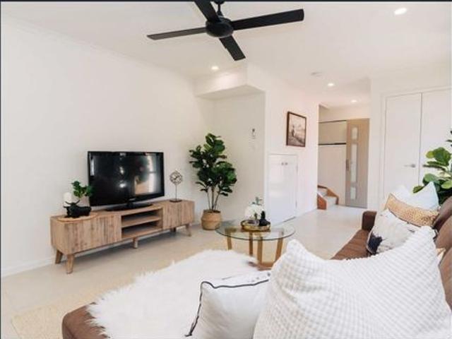 STUNNING 3 BEDROOM TOWNHOME IN SMALL BOUTIQUE COMPLEX WITH DOUBLE GARAGE!