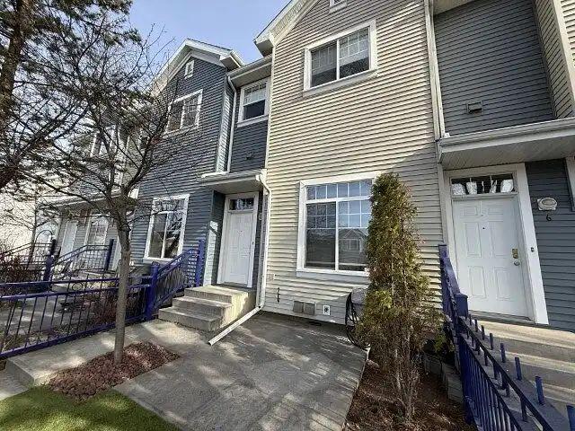 Stunning 3 Bedroom Townhome in Summerside – Lake Access & Double Attached Garage — 3 Bedrooms Townhouse