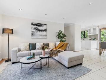 Stunning 3 Bedroom Townhouse in Prestigious Beverly Hills Neighborhood Peaceful Retreat with Generous Living Space