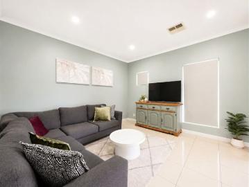 Stunning 3 bedroom townhouse with double garage