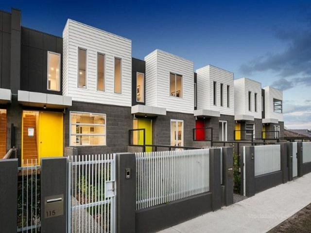 STUNNING 3 BEDROOM TRI LEVEL GARAGE & CARPORT