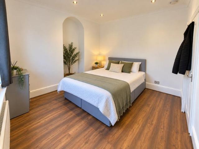 Stunning 3 Bedrooms Available on Walm Lane NW2