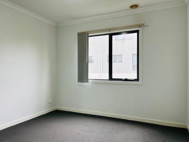 Stunning 3 BR Townhouse with Double Garage in Caroline Springs
