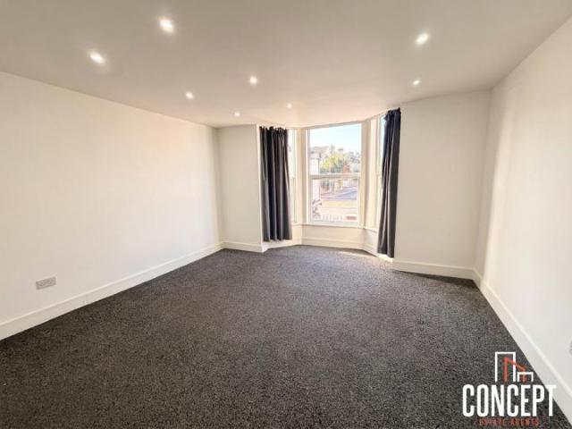 Stunning 3 Double Bedroom, 3 Bathroom Apartment Wi