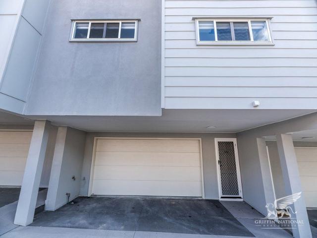 Stunning 3 Level, 3 Bedroom Home! Ducted Air Con! Close To Westfield!