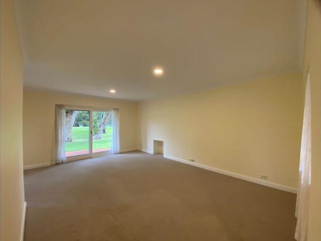 STUNNING 3x2 HOME OVERLOOKING GOLF COURSE