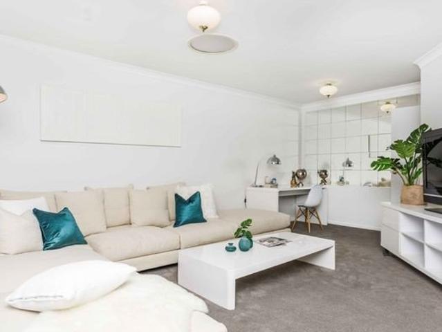 STUNNING 3x2 IN CITY BEACH!