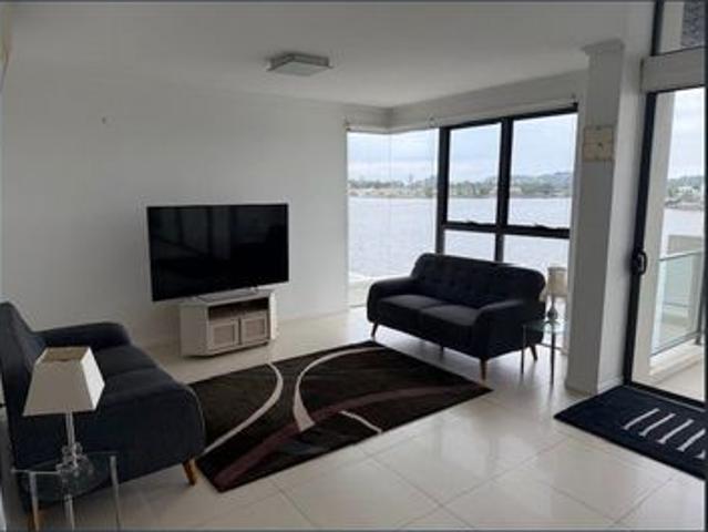 STUNNING 3x Bedroom Apartment Fully Furnished Top Floor with full lake views $1300pw+water