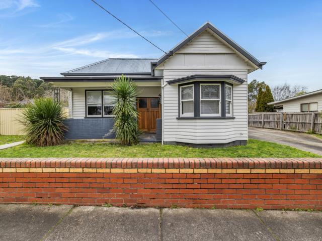 Stunning three bedroom close to the City