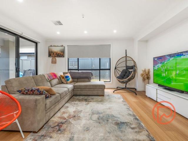 Stunning Three Bedroom Home in Serene Comminity of Riverlea Park