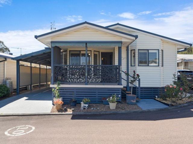 Stunning Three Bedroom Home Relaxed Lakeside Living