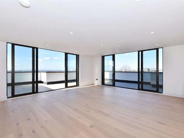 Stunning three bedroom penthouse with panoramic views